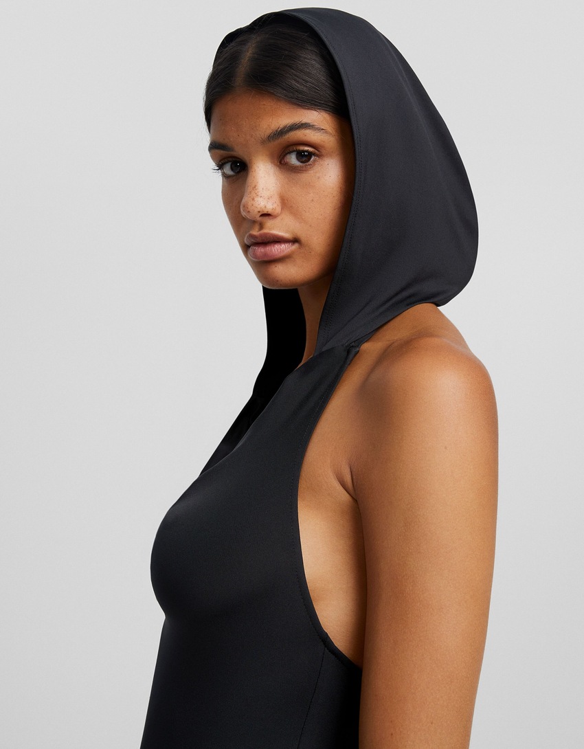Vestido longo sem mangas com capuz aberto nas costas