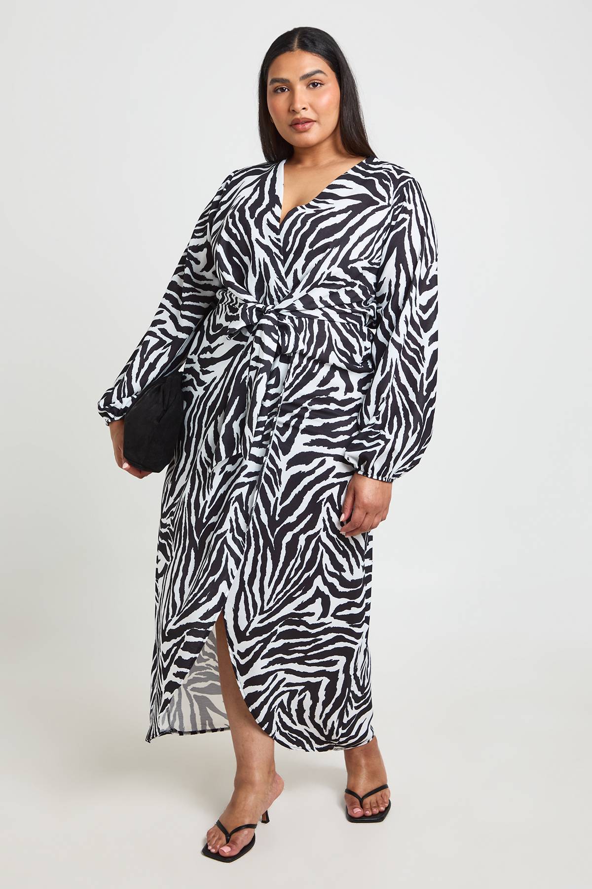 boohoo Robe Maxi Grande Taille À Motif Zébré Texturé Avec Détail Noué