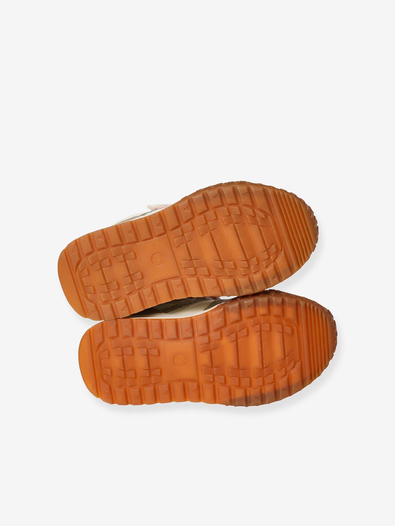 Tênis infantil com cadarço e fecho de velcro.