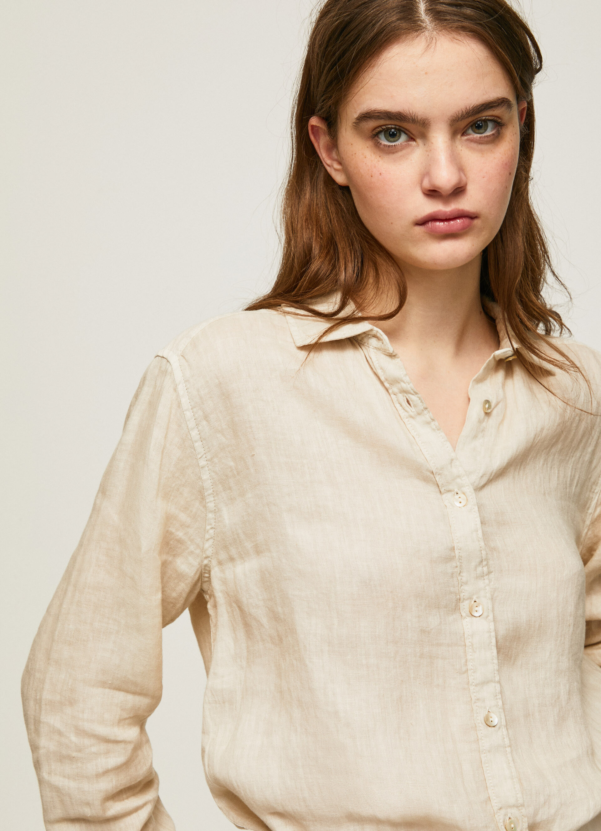 Camisa de corte regular em linho liso - branco manteiga