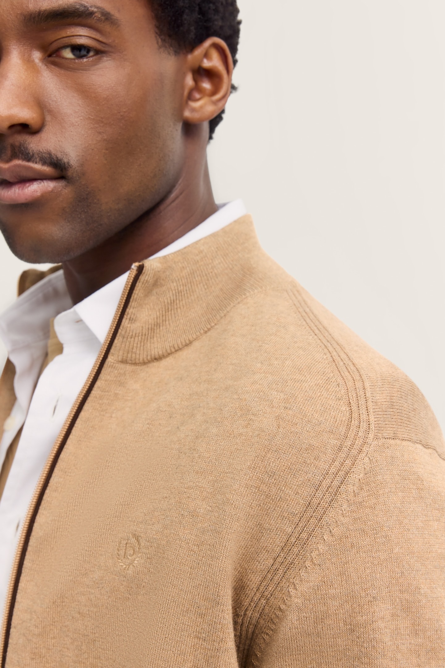 bugatti Strickjacke »Regular Fit«, mit Reissverschluss und Stehkragen