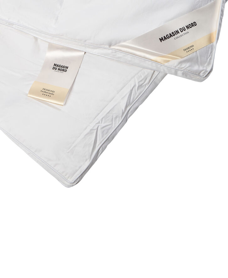 Magasin du Nord Collection Diamant Gåsedunsdyne - Let 140x220 cm. Hvid