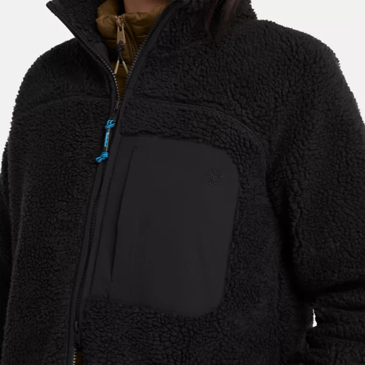 Jaqueta longa de lã polar feminina na cor preta.