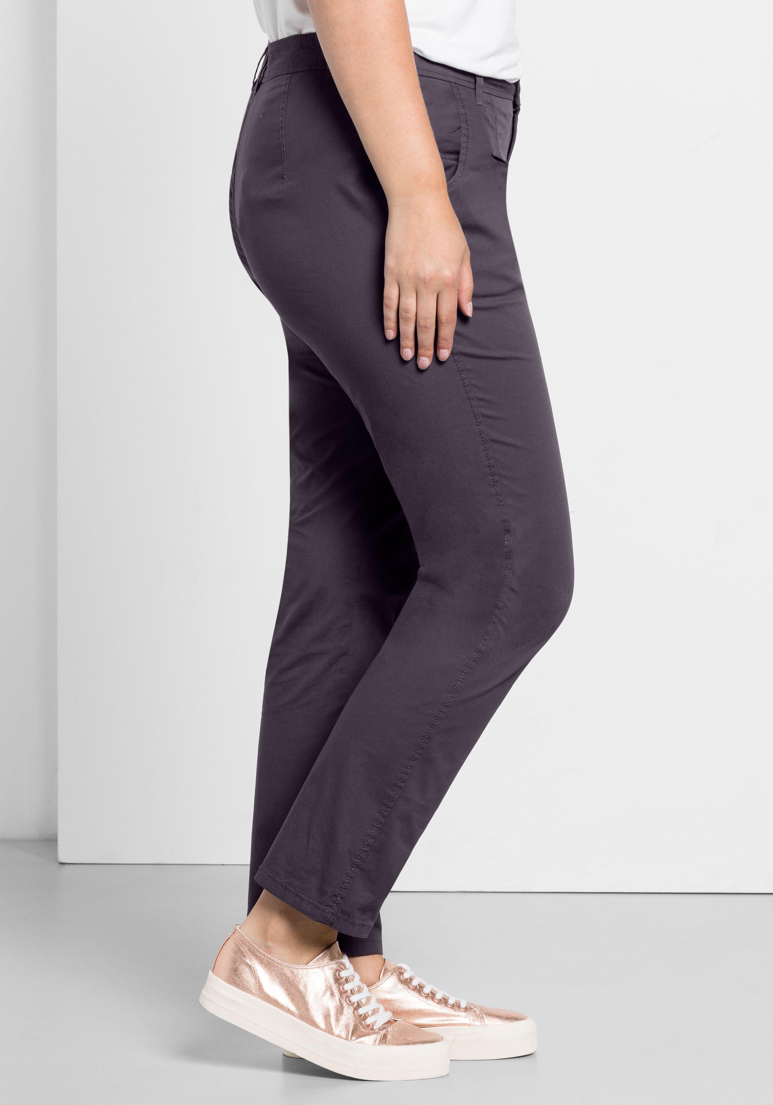 Schmal zulaufende Chinohose mit Bundfalten