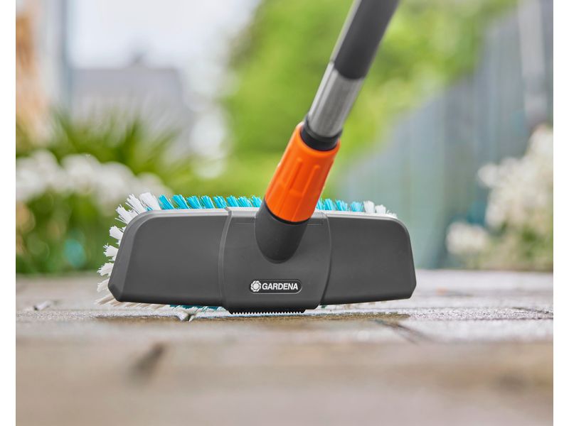 GARDENA Cleansystem Stielbürste hard Reinigungsbürste für grössere, robuste Flächen