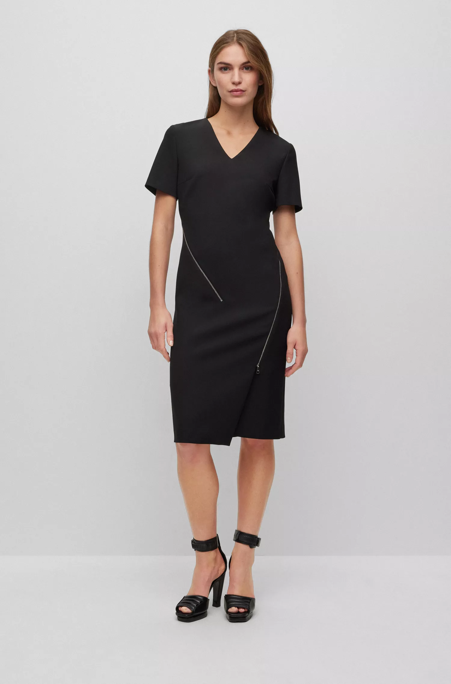 Vestido preto BOSS com decote em V e detalhes em zíper.