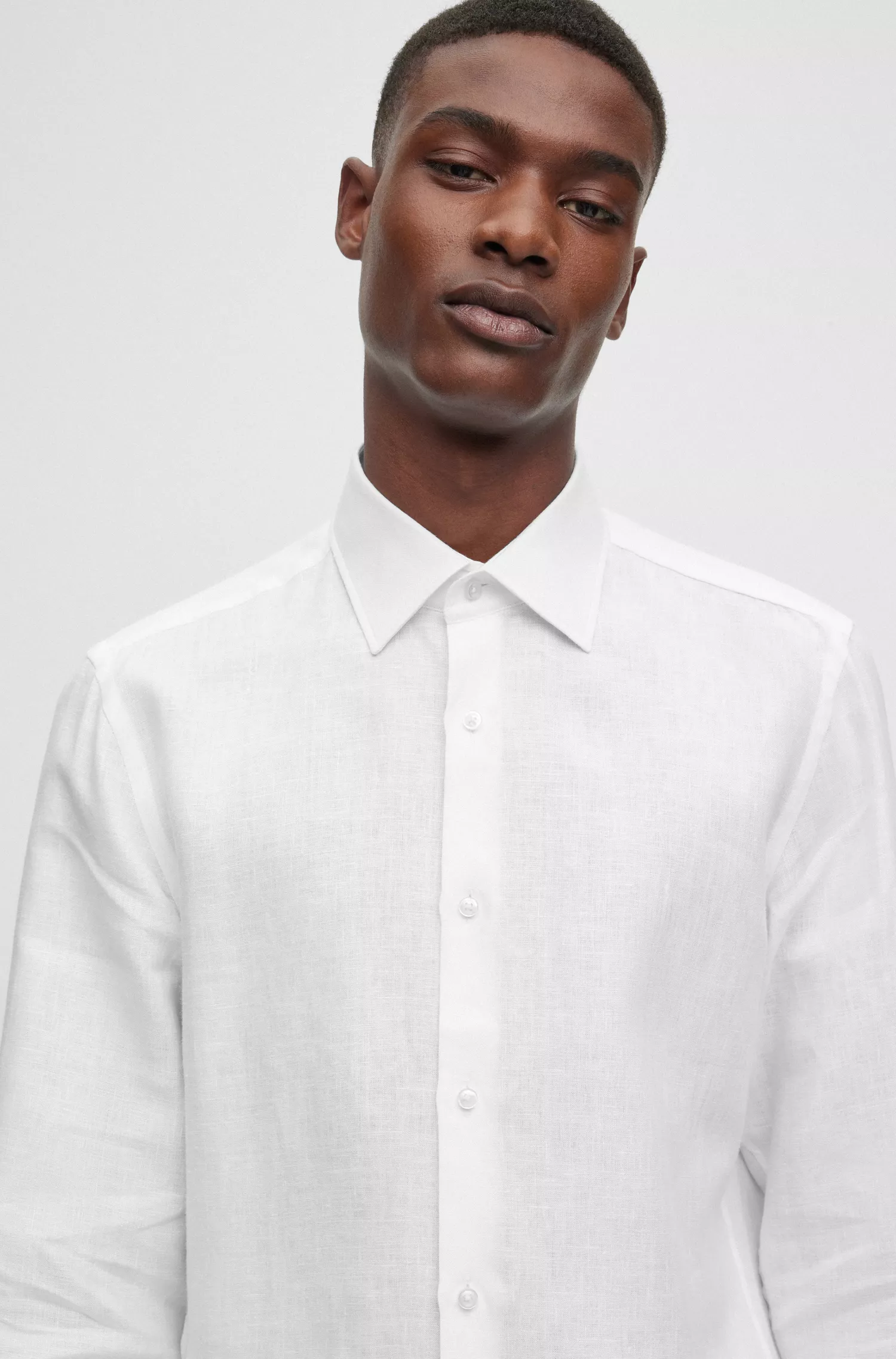 Camisa BOSS preta de corte slim em linho italiano.