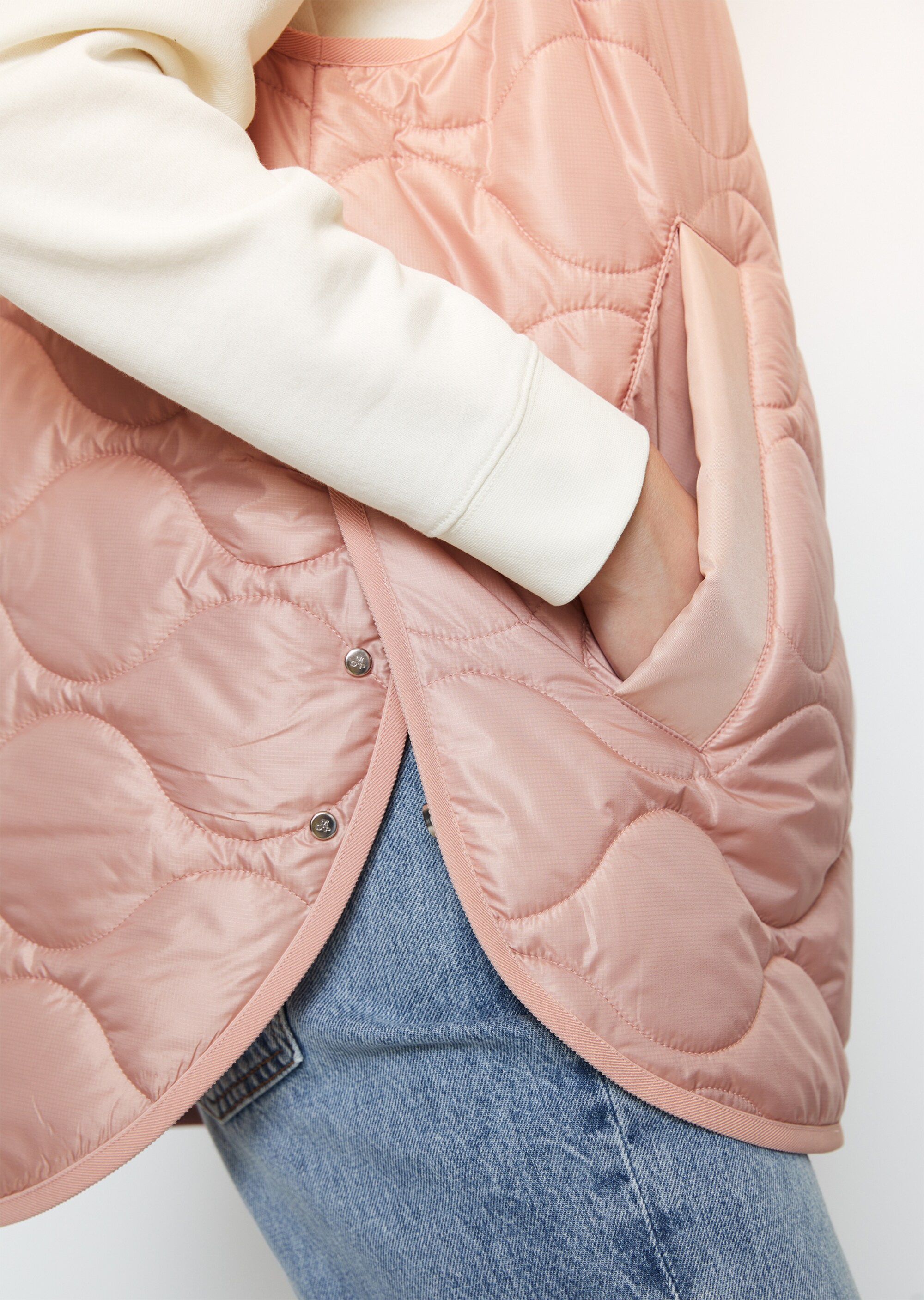 Steppweste im Cape-Stil relaxedaus recyceltem Polyester