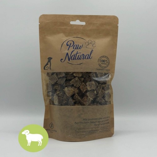 Cubos de ração Paw com sabor natural de cordeiro para cães.