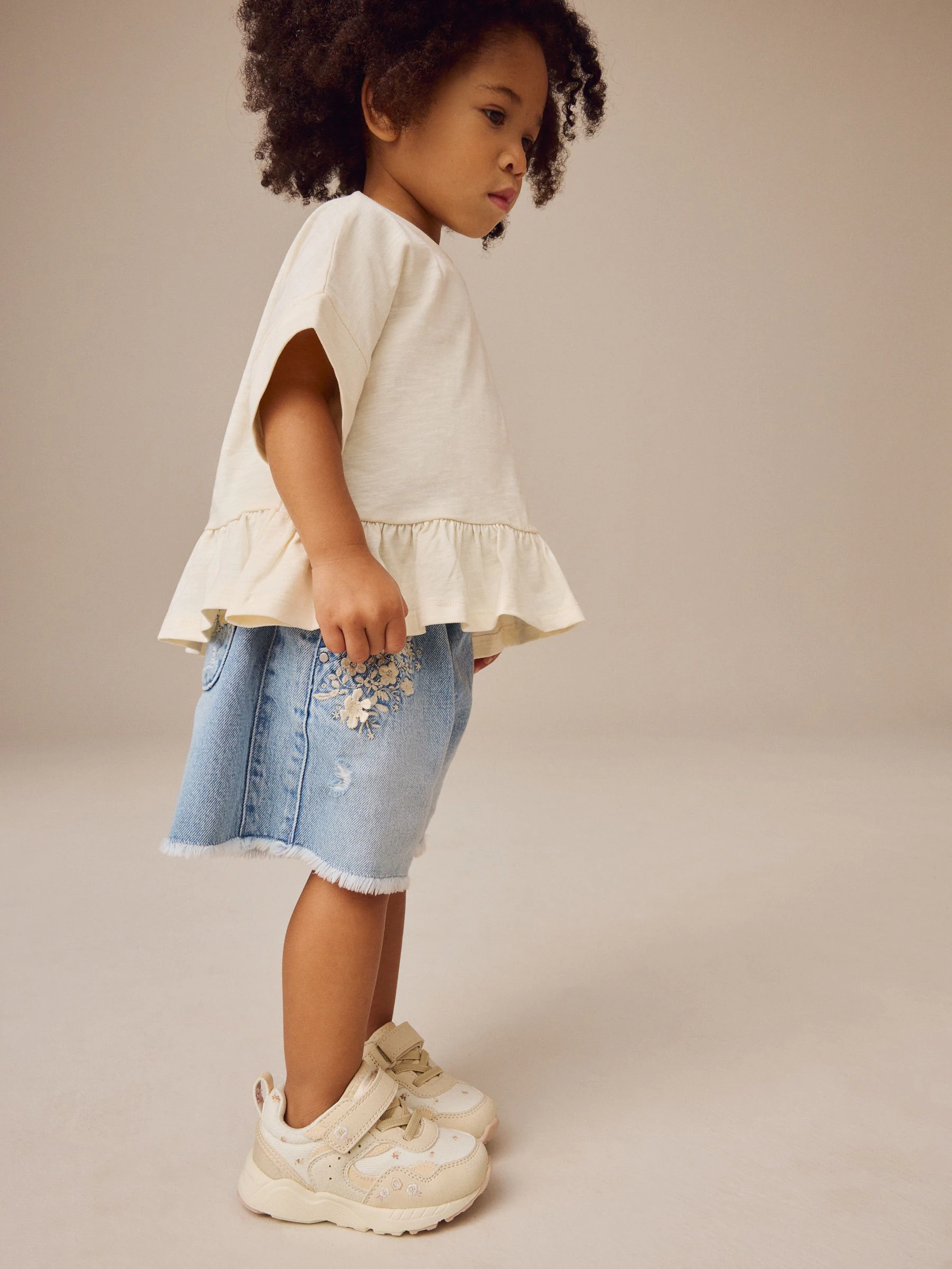 Neutraal met geborduurde bloemen - Sneakers met elastische veters en klittenbandsluiting