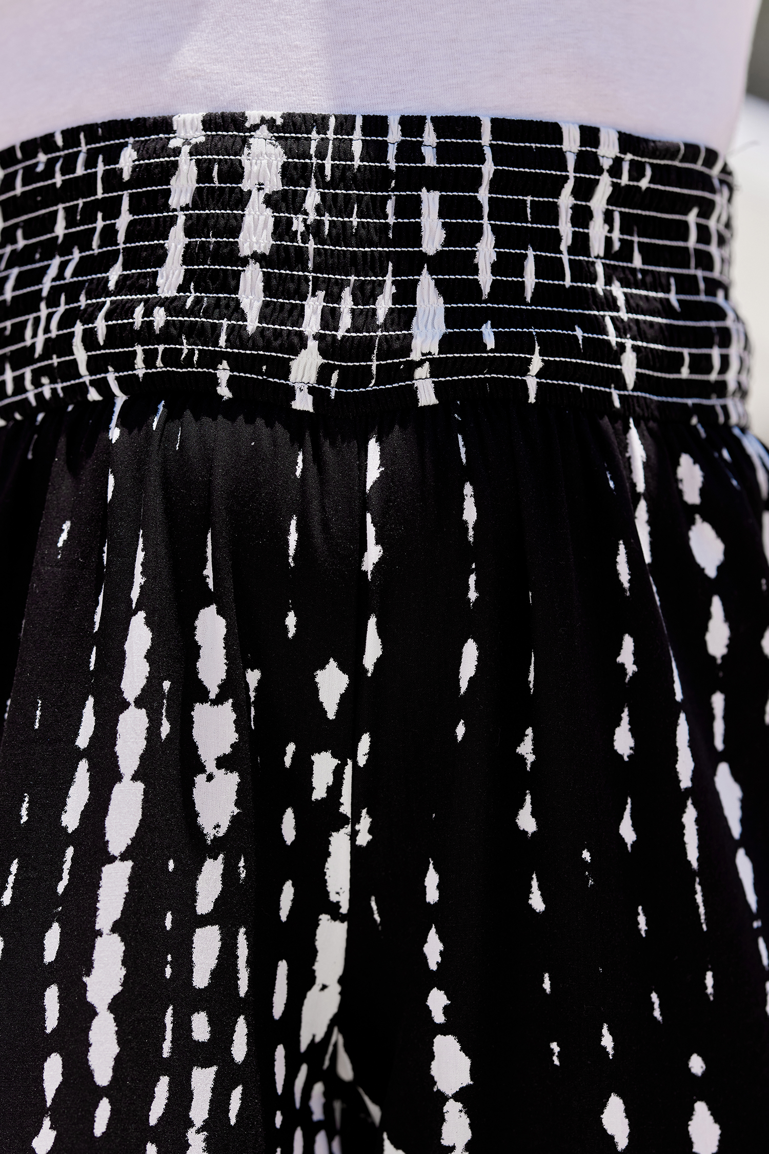 Pantalon taille à smocks abstrait noir et blanc