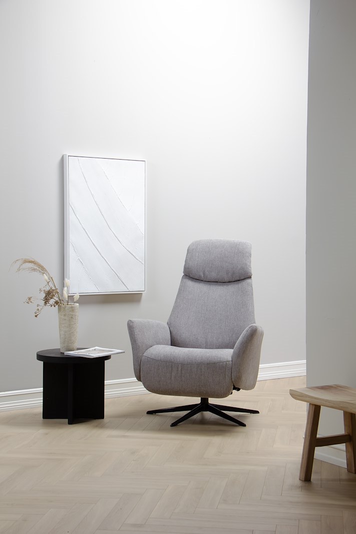 Castor lenestol Tekstil Brego 3595 grey. Polaris sokkel i sort og med integrert fothviler. Medium størrelse og manuell funksjon