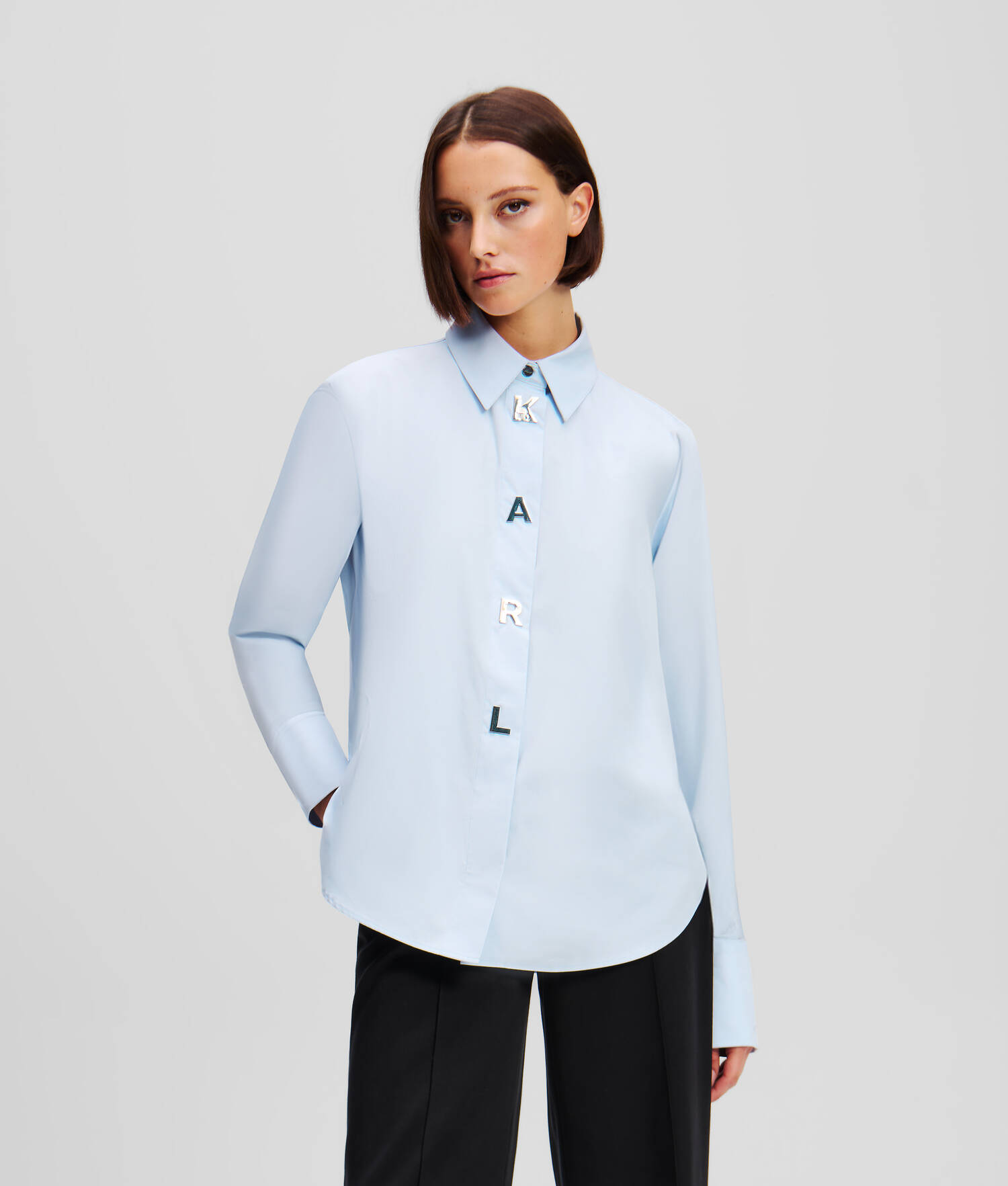 CHEMISE ORNÉE DES LETTRES KARL