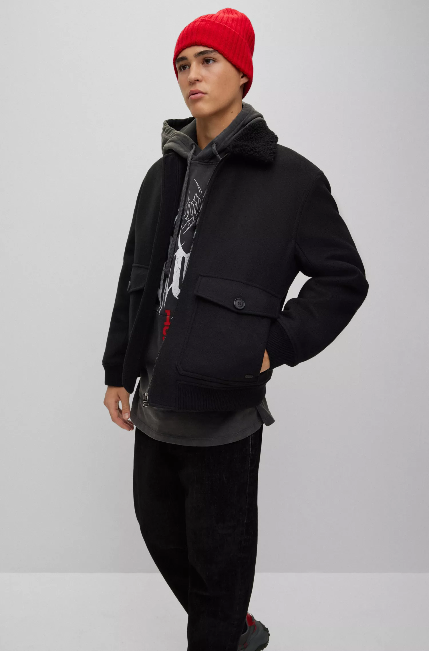 Jaqueta bomber HUGO vermelha, corte regular, com gola teddy.