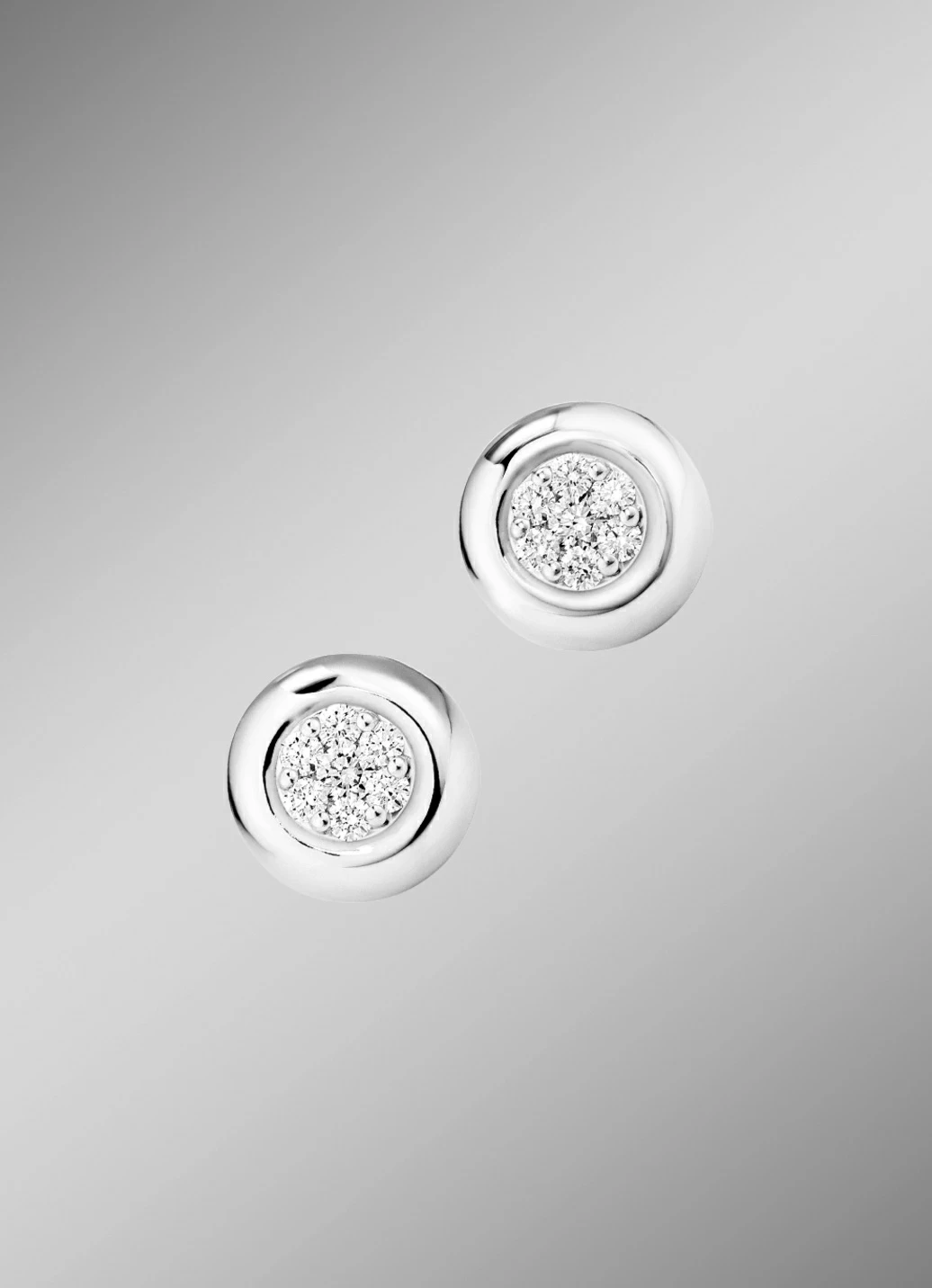 Glänzende Ohrstecker mit Brillanten