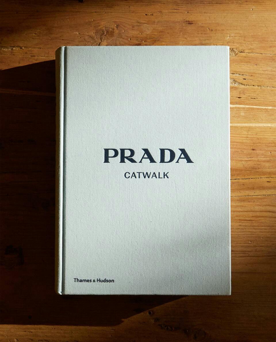 LIVRO DA PASSARELA DA PRADA
