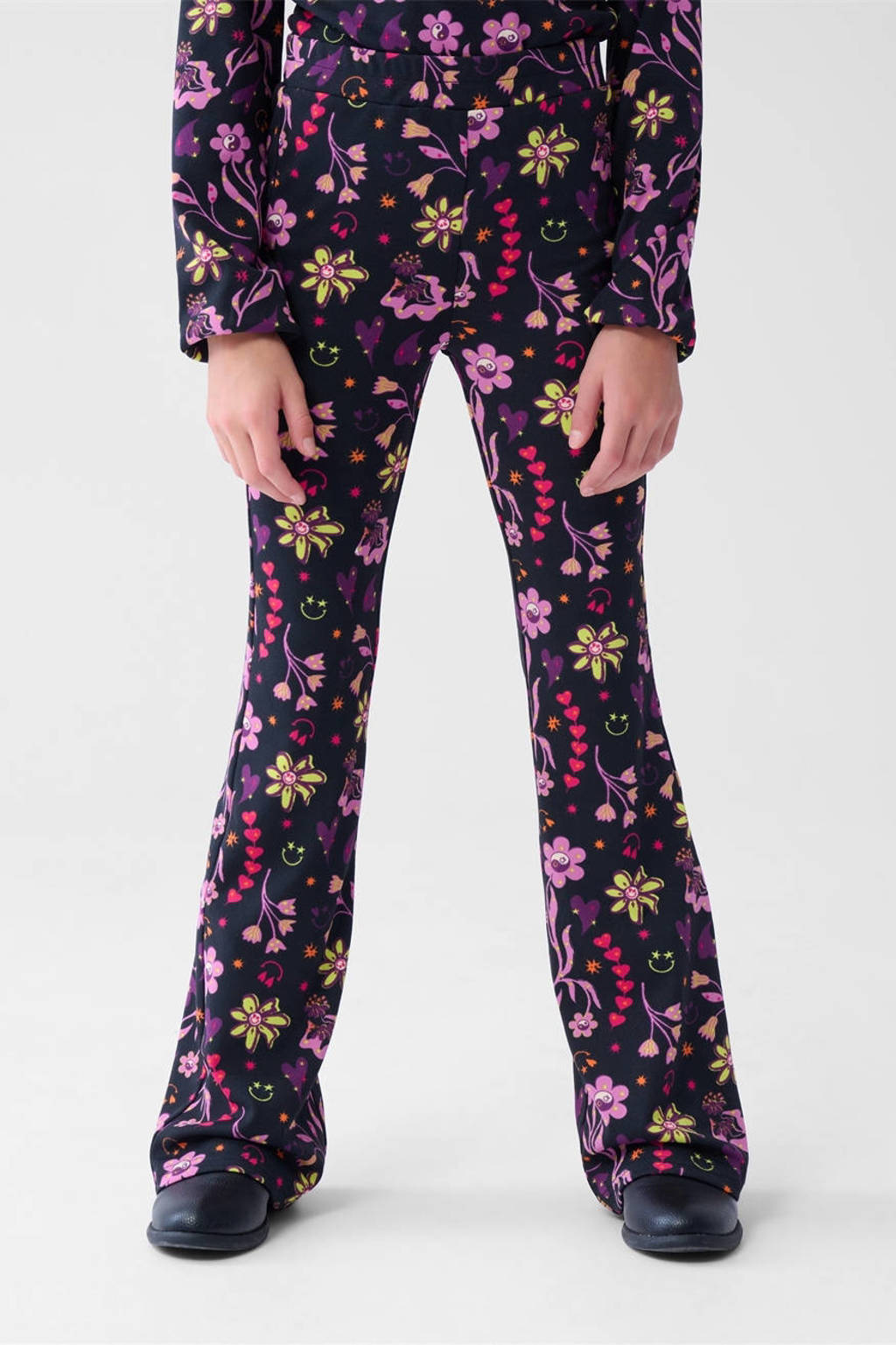 Shoeby high waist flared legging met all over print zwart/roze/lila/groen