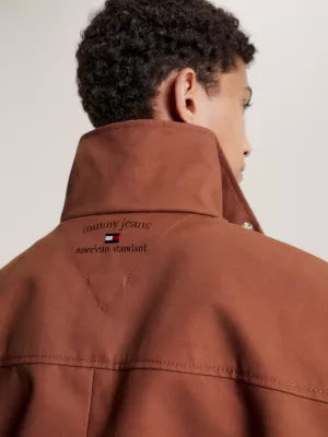 Jaqueta militar com gola alta e logo nas costas
