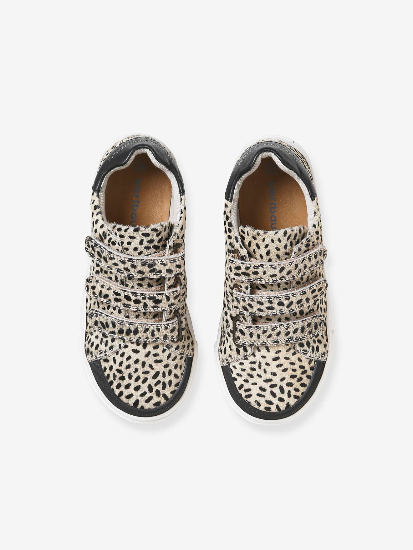 Tênis infantil bege estampado em couro sintético com fecho de velcro.