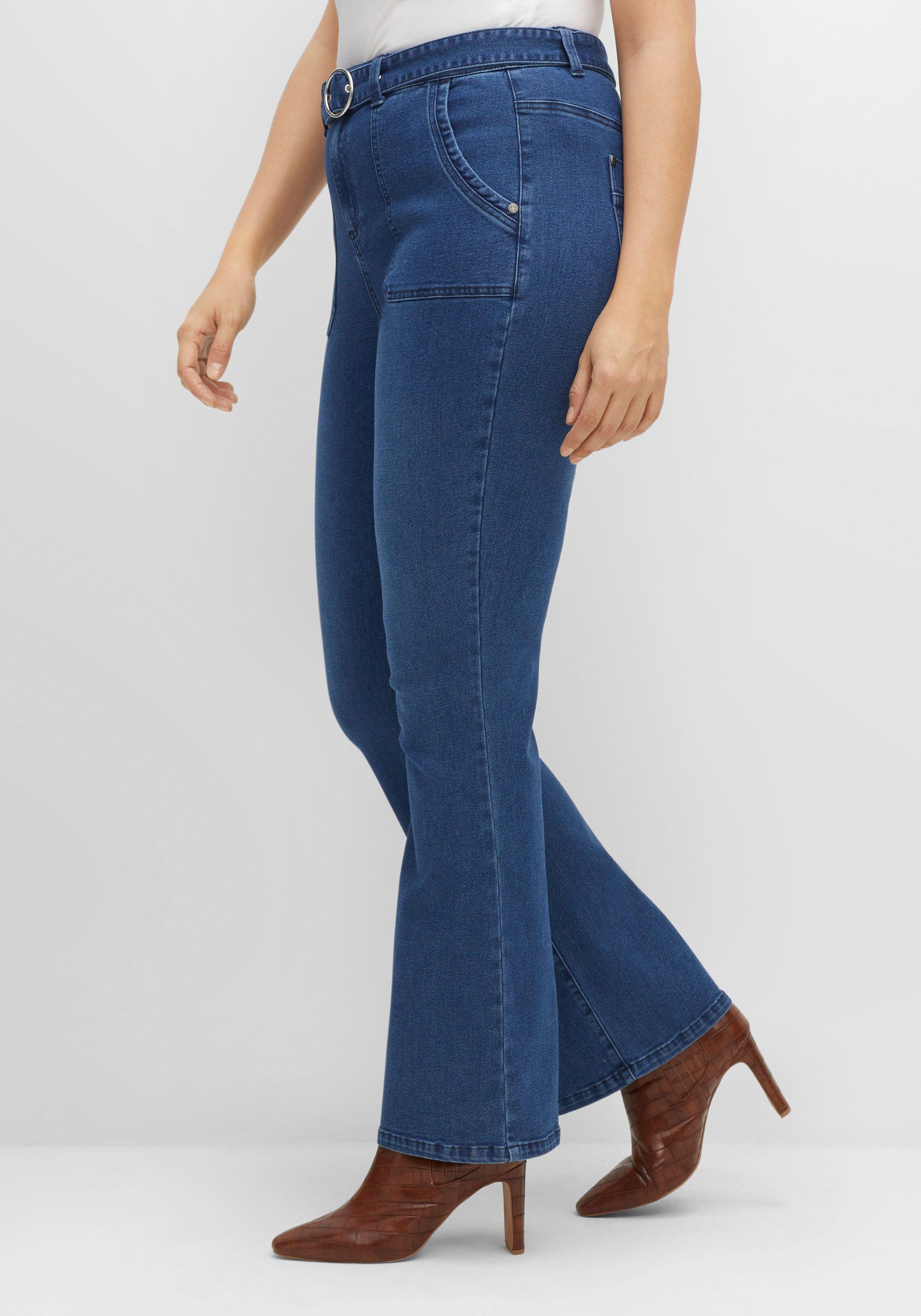 Bootcut-Jeans mit Stoffgürtel und markanten Taschen