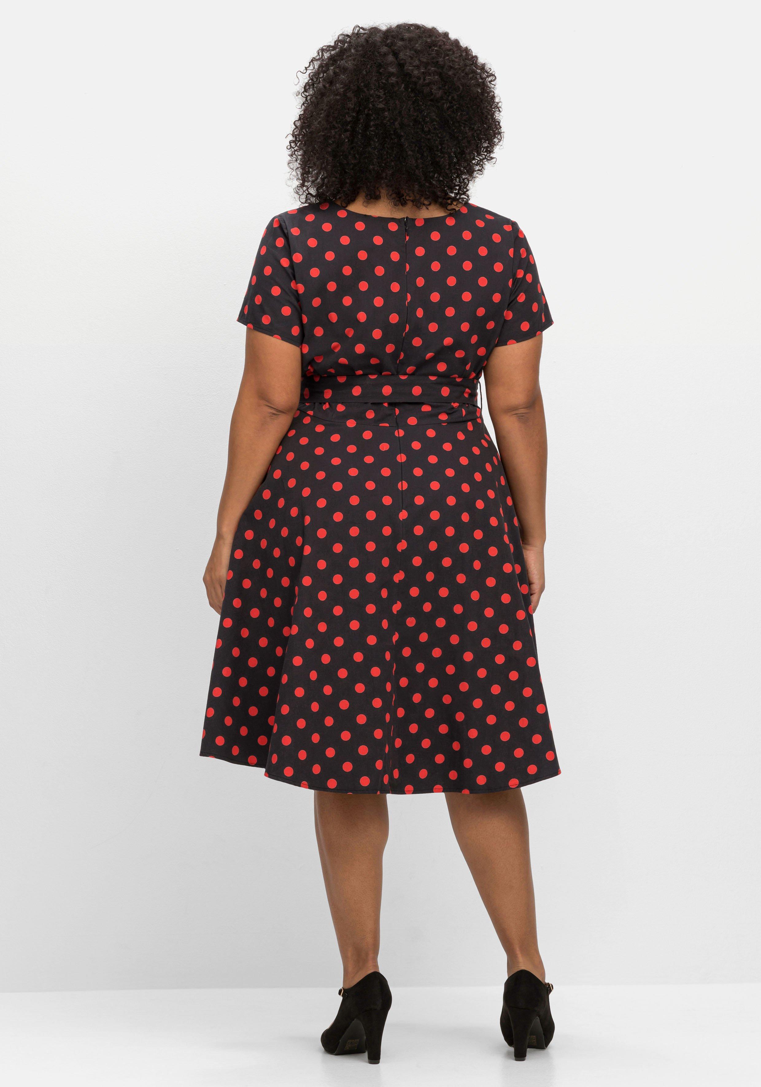 Gepunktetes Kleid mit Herzausschnitt und Taillenband