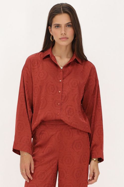 Rode blouse met jaquard satijnen look