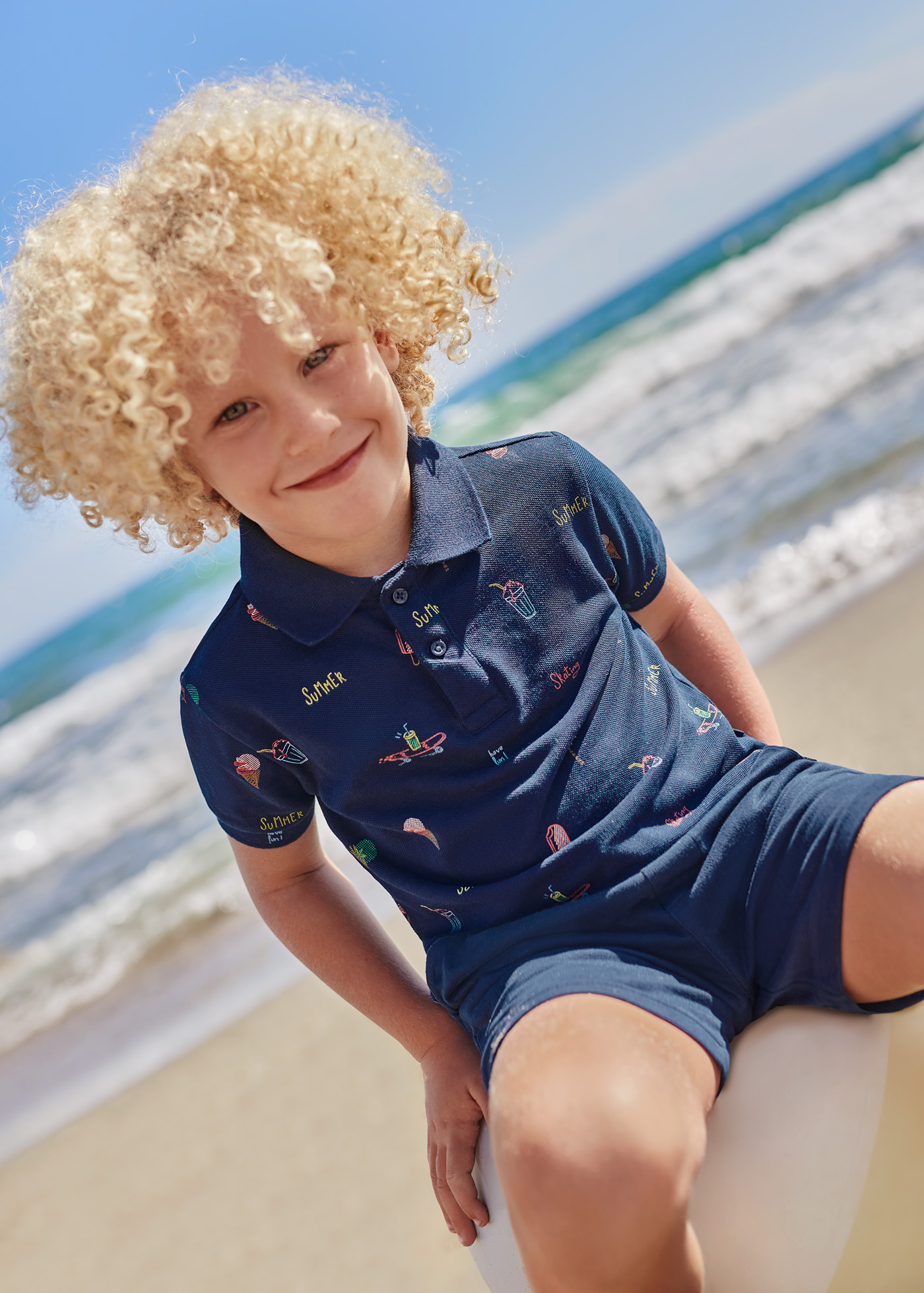 Camisa polo de manga curta com estampa, feita de algodão sustentável para meninos.
