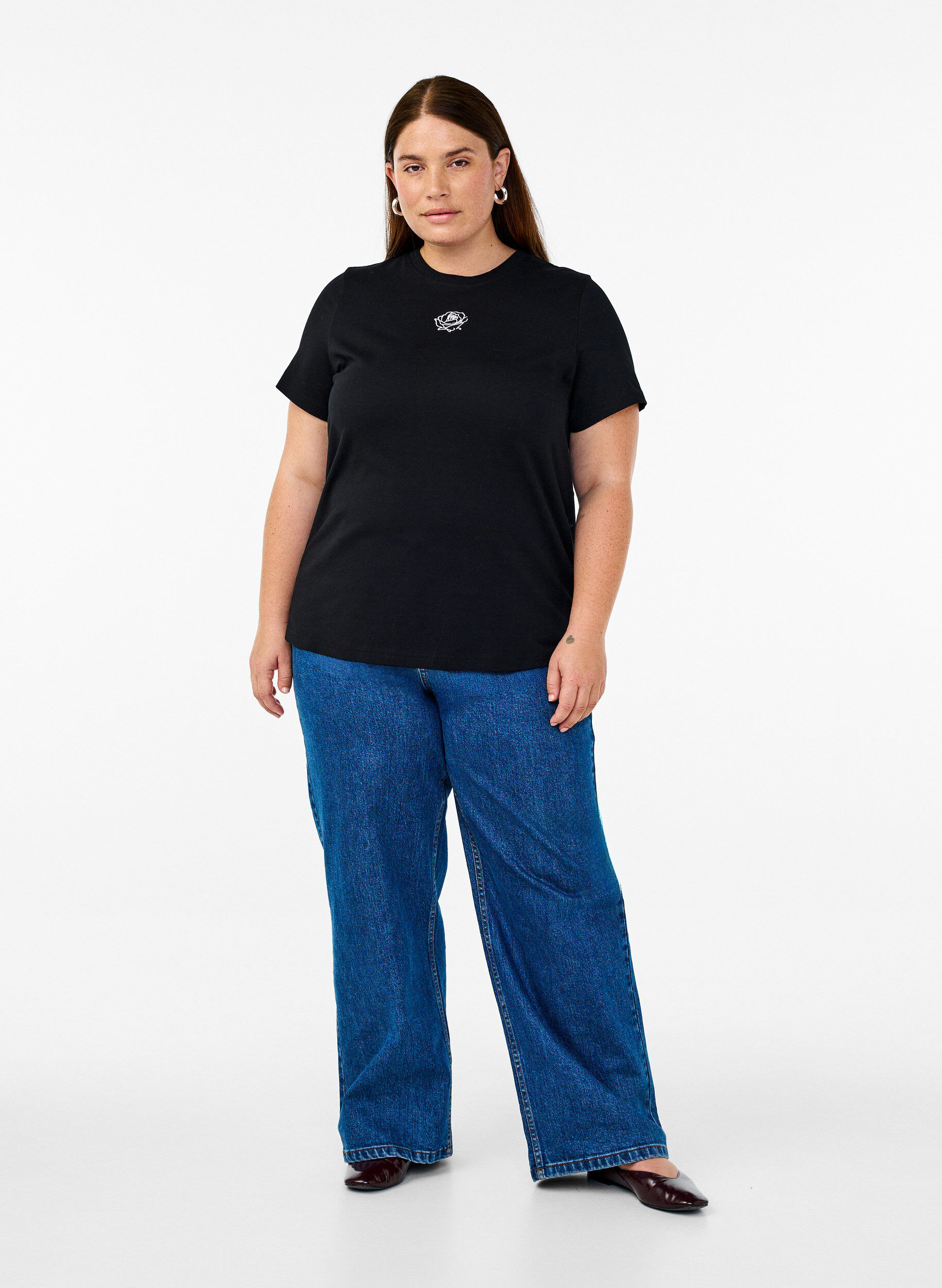 Bomulds t-shirt med broderidetalje