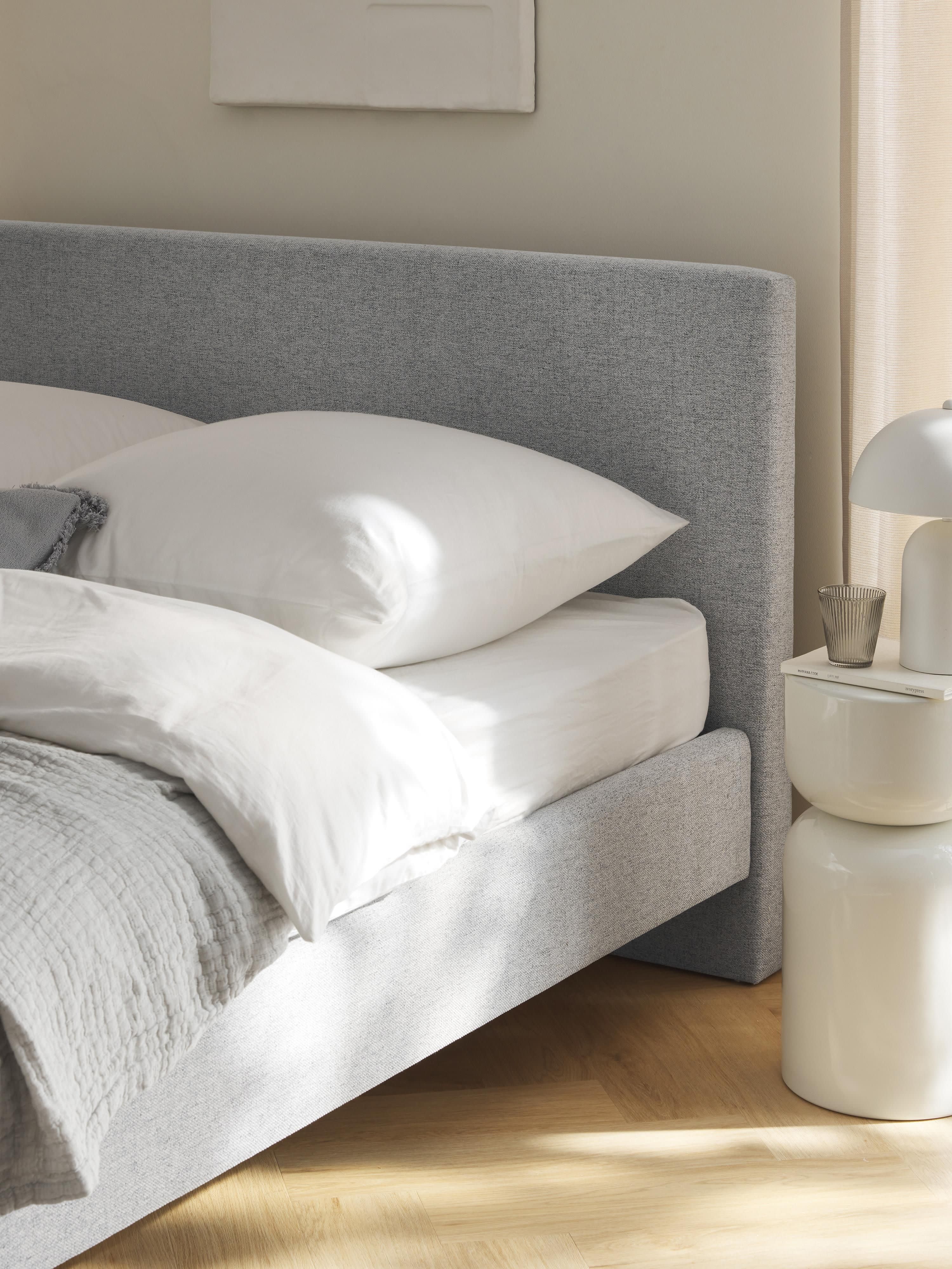 Gestoffeerd bed Giulia met houten poten