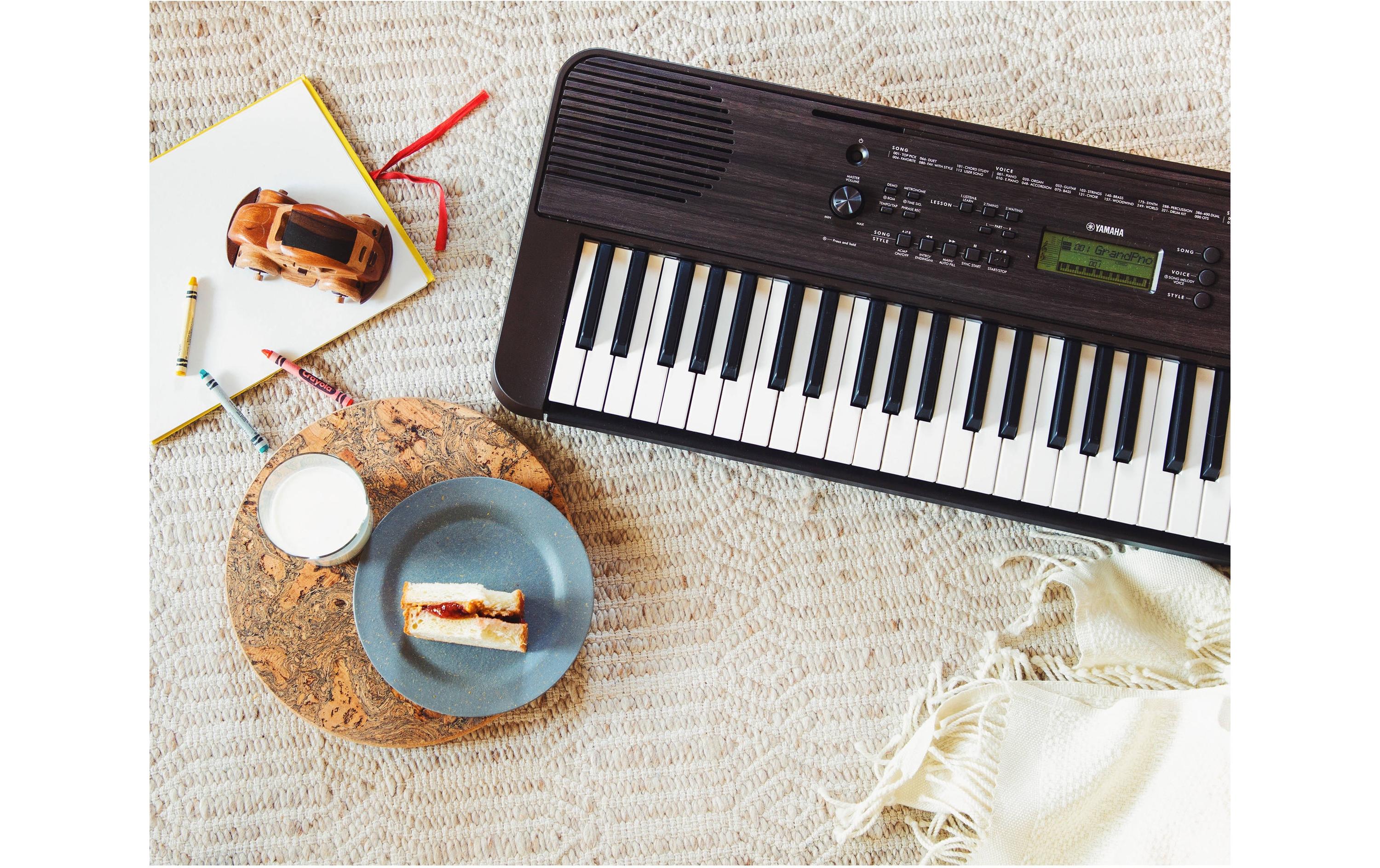 Keyboard PSR-E360DW Dark Walnut<br>Portables Einsteiger-Keyboard, dessen Design perfekt für Ihren Wohnbereich geeignet ist