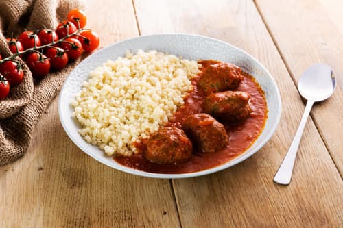 Fleischbällchen In Tomatensauce mit Eiergraupen von Petr Bureš