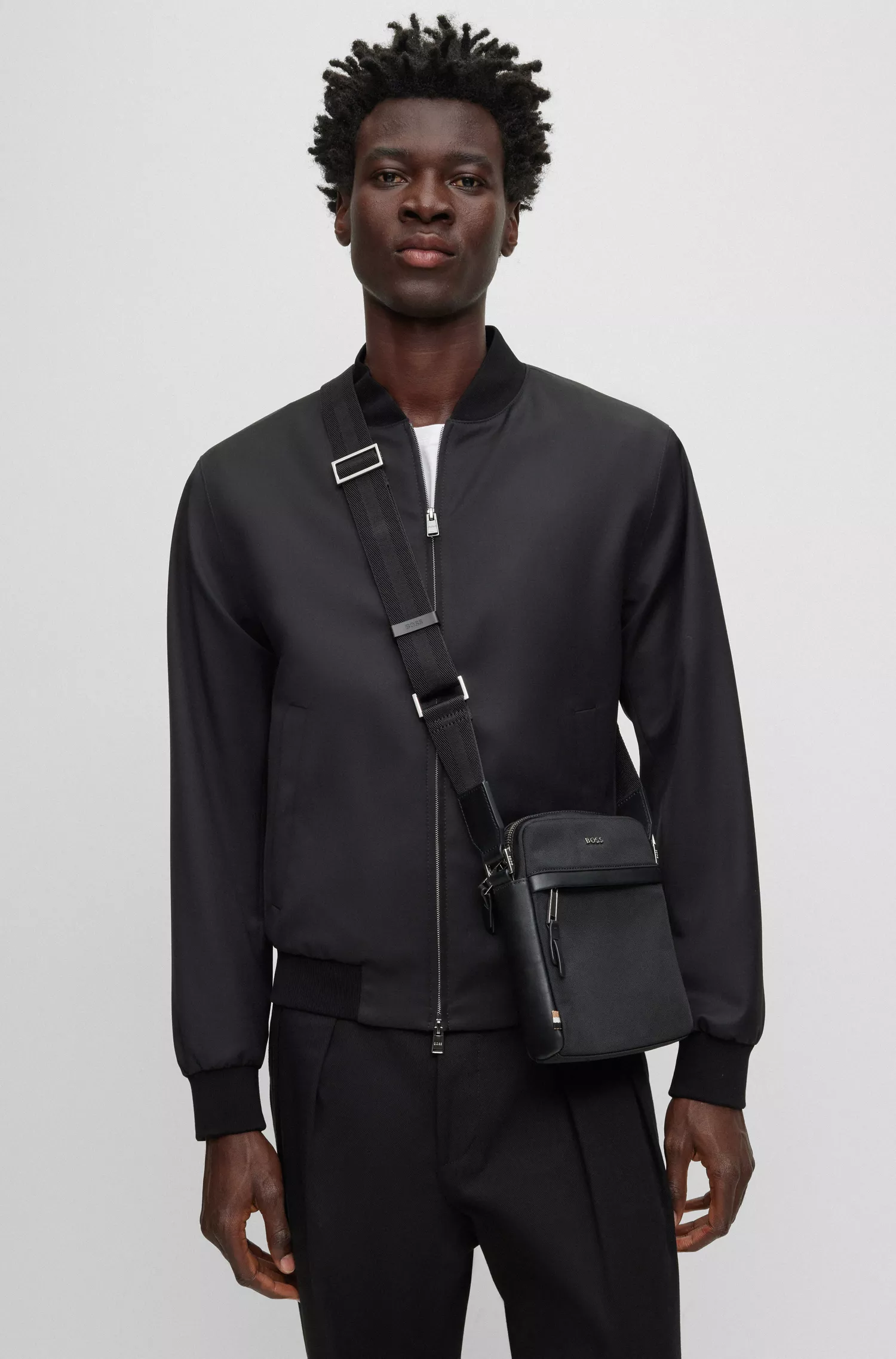 Bolsa para repórter BOSS em material estruturado preto com logotipo da marca.