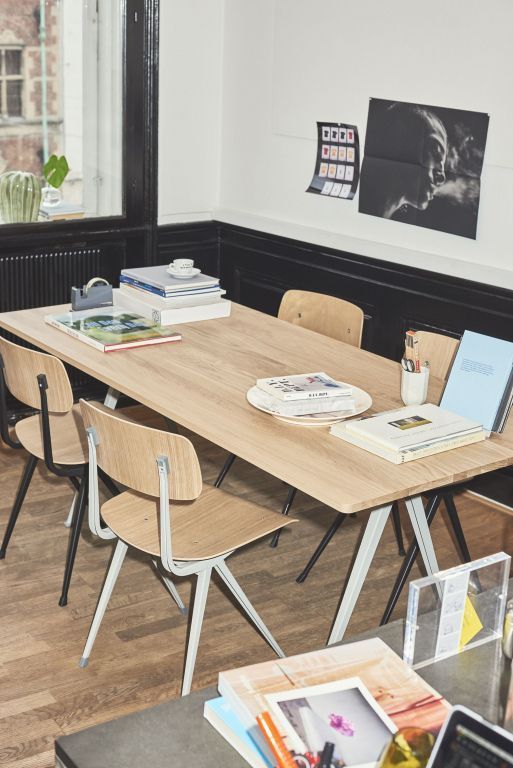 Hay Result stoel helder gelakt, zwart onderstel
