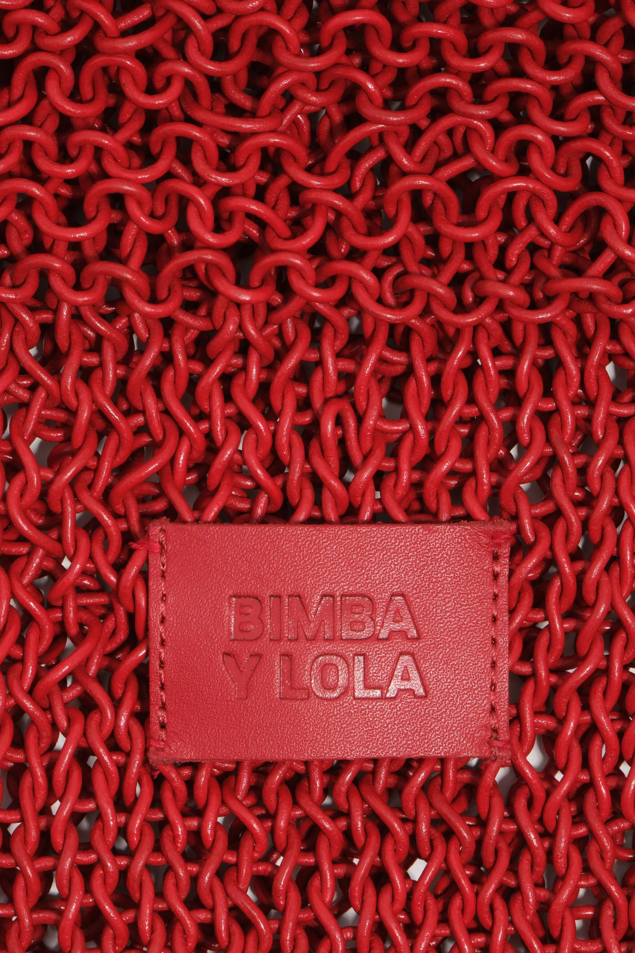 Bolsa de ombro média em couro trançado vermelho