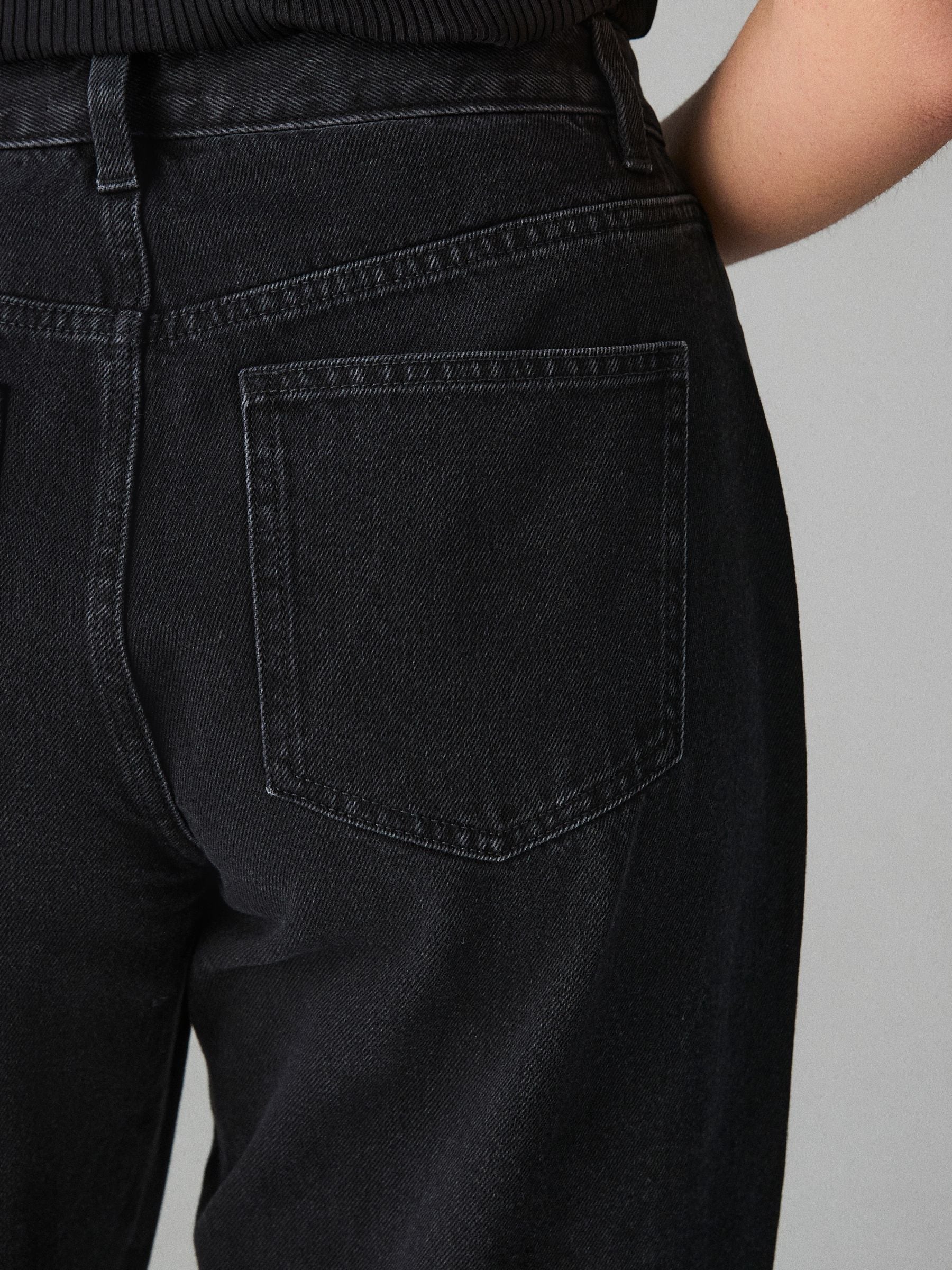 Zwart - Jeans met zandloperpasvorm en wijde pijpen