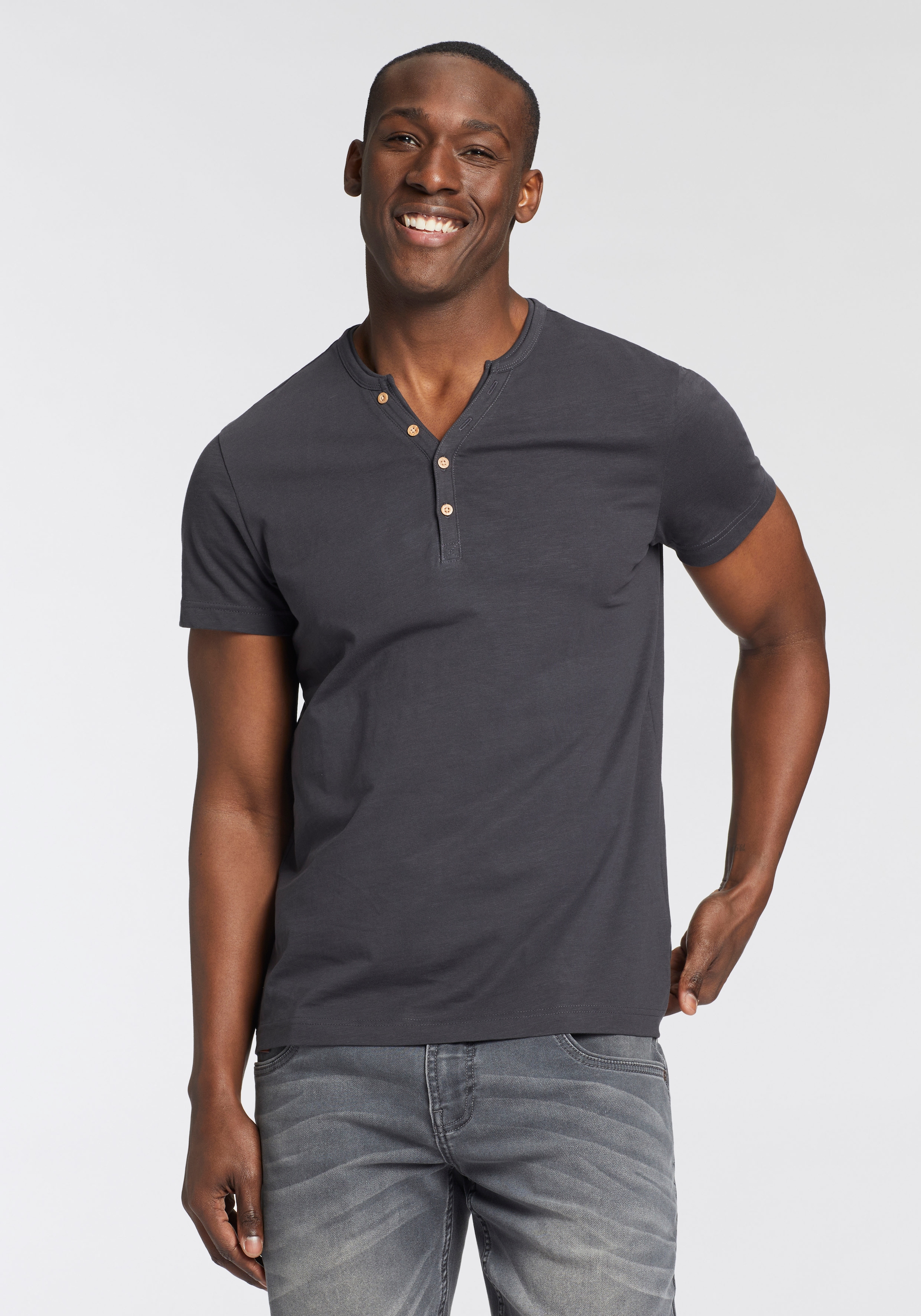 Bruno Banani T-Shirt Mit geknöpften V-Ausschnitt