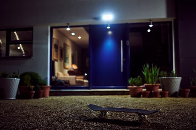 Arlo Pro 3 Floodlight trådløst 2K QHD-kamera (sort)