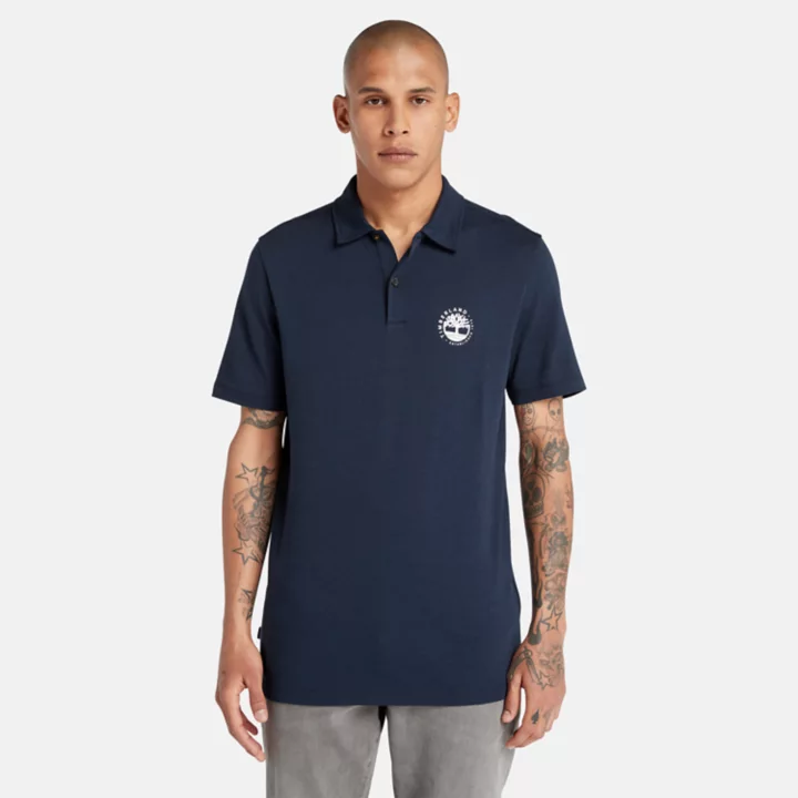 Polo masculina com tecnologia Refibra e logo na cor azul marinho.