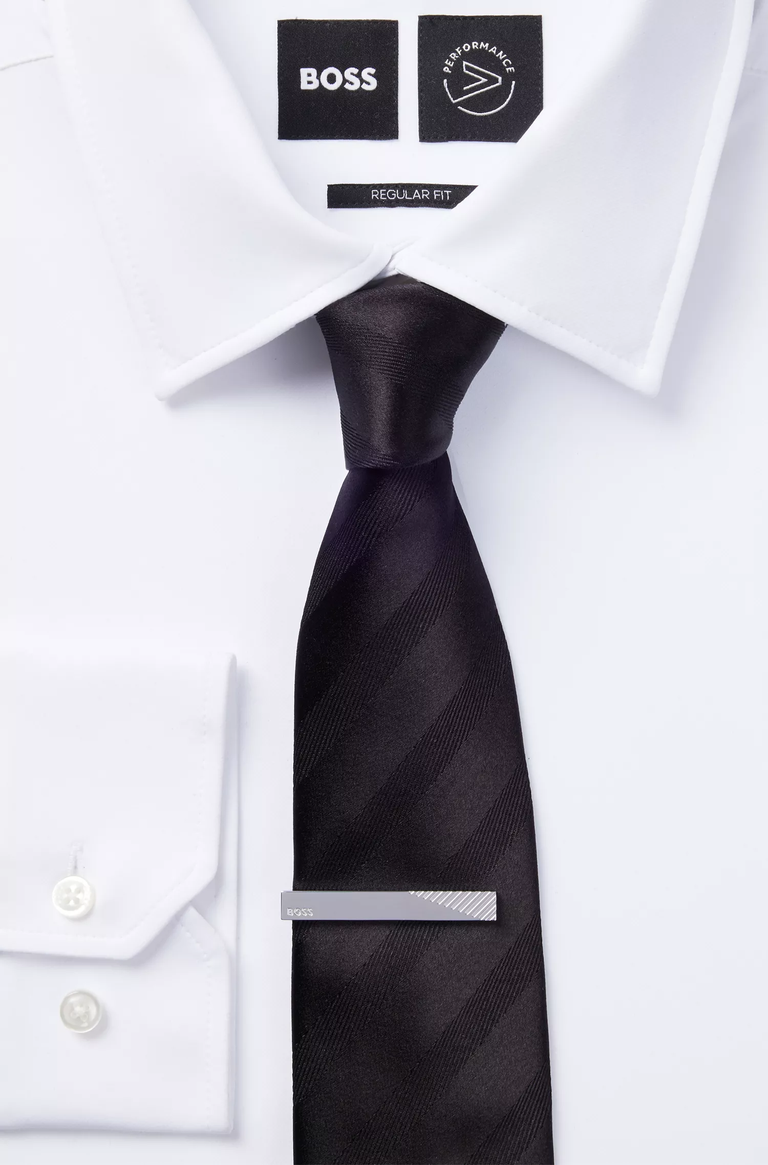 Clipe BOSS Black-Tie com detalhes em degrau e logotipo gravado