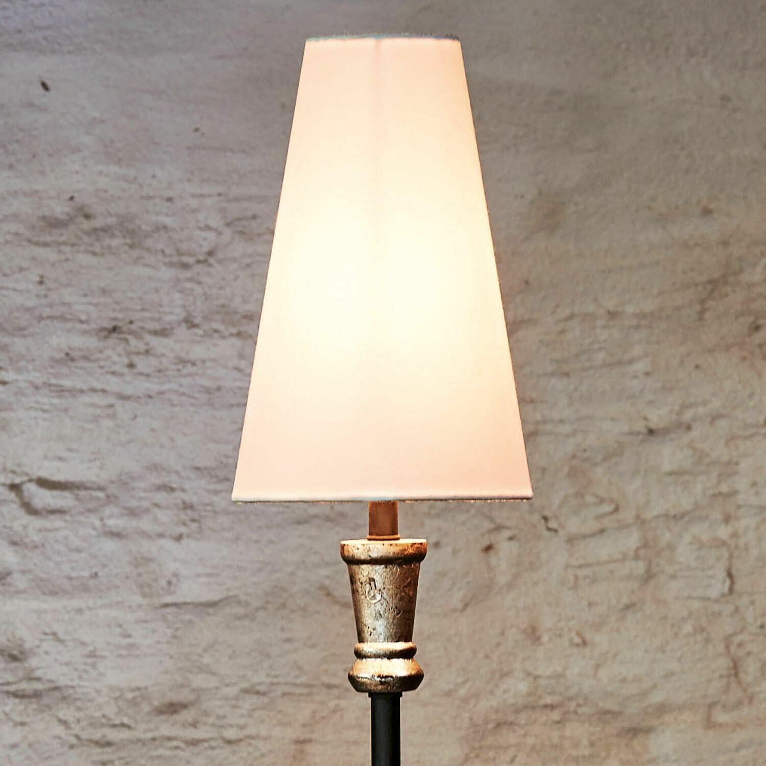 Loberon Tischlampe 2er Set Obsonville, schlanke, hohe Form, klassischer Tütenschirm, Tischleuchte, Wohn-Accessoire, Mangoholz, Eisen, Baumwolle, Silber/schwarz/Creme