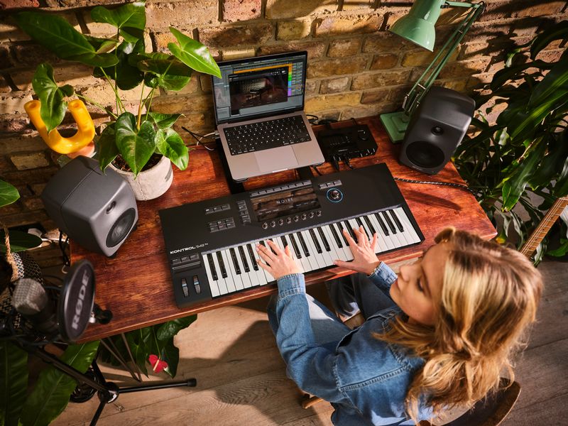 Native Instruments Keyboard Controller Kontrol S49 MK3 inkl Controller-Keyboard mit 49 halbgewichteten Tasten und Komplete 15 Standard