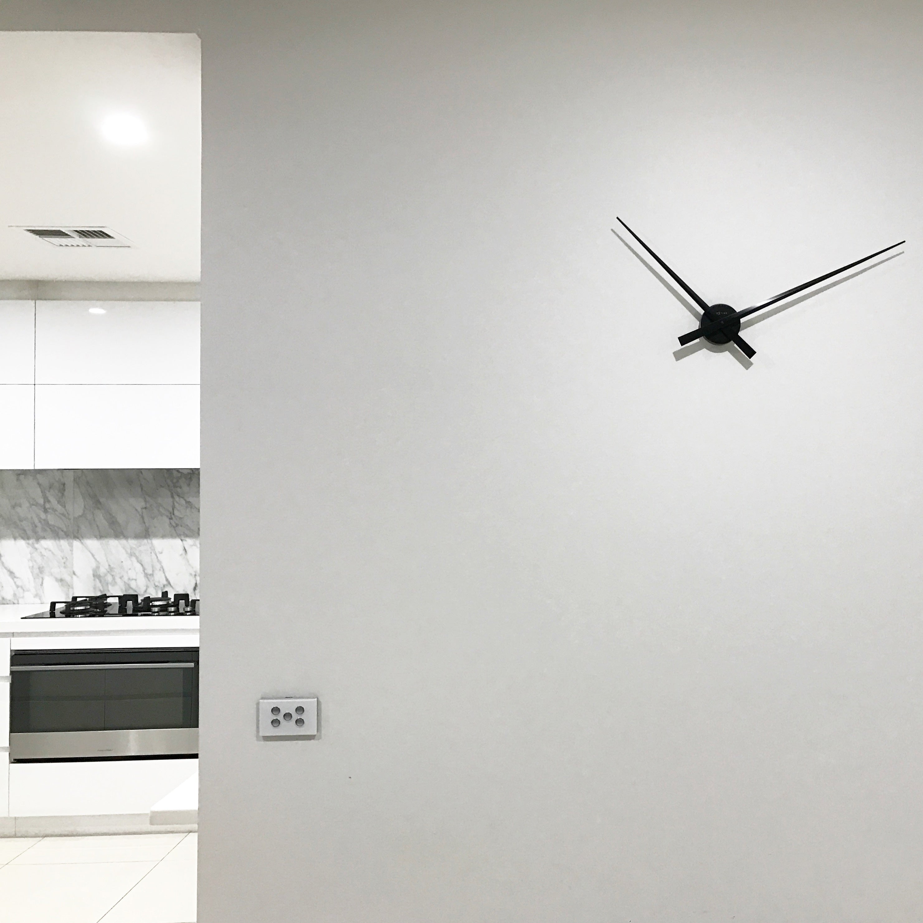 NeXtime Wandklok Hands Ã 85 cm