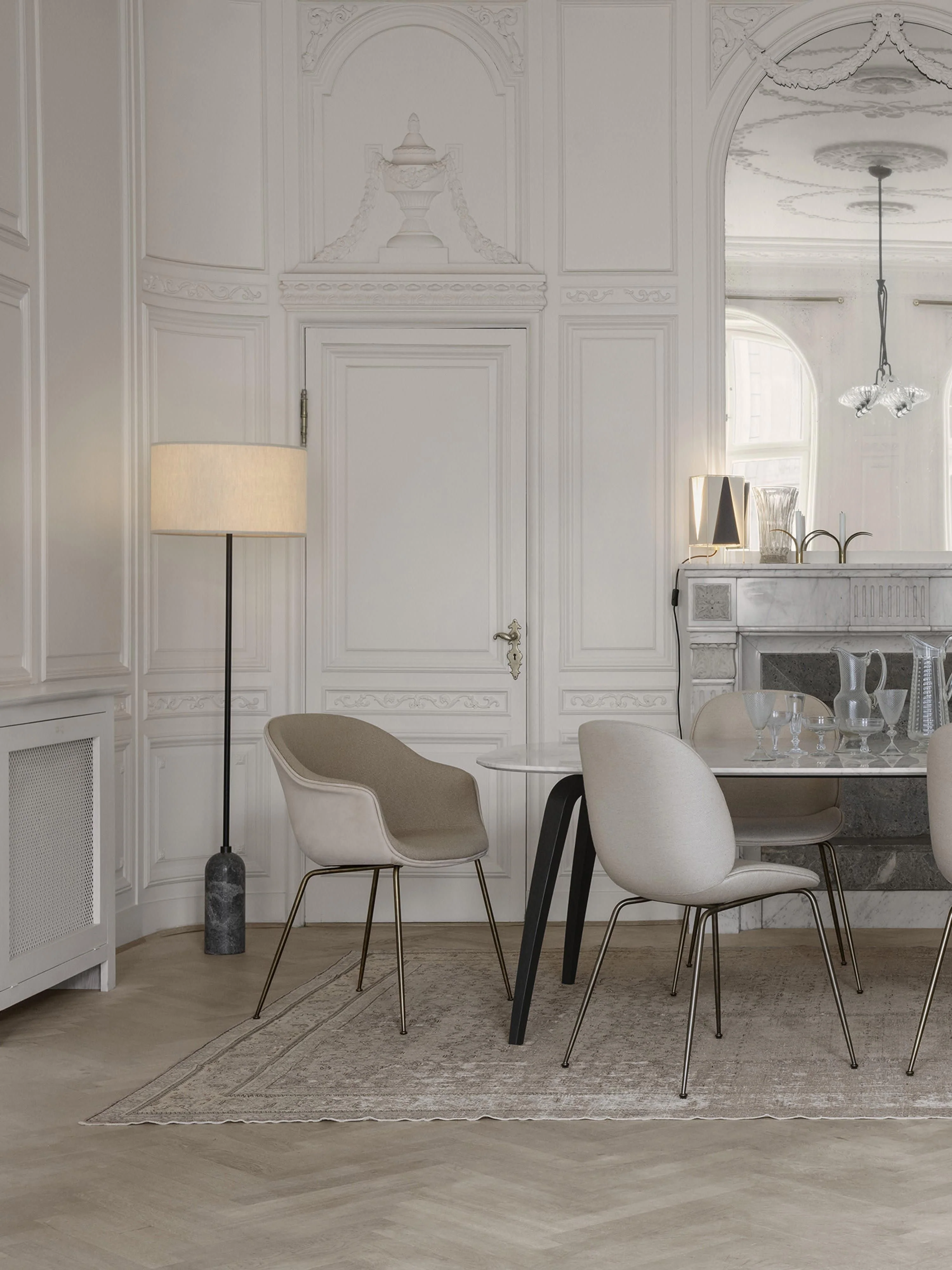 Dimbare vloerlamp Gravity met marmeren voet