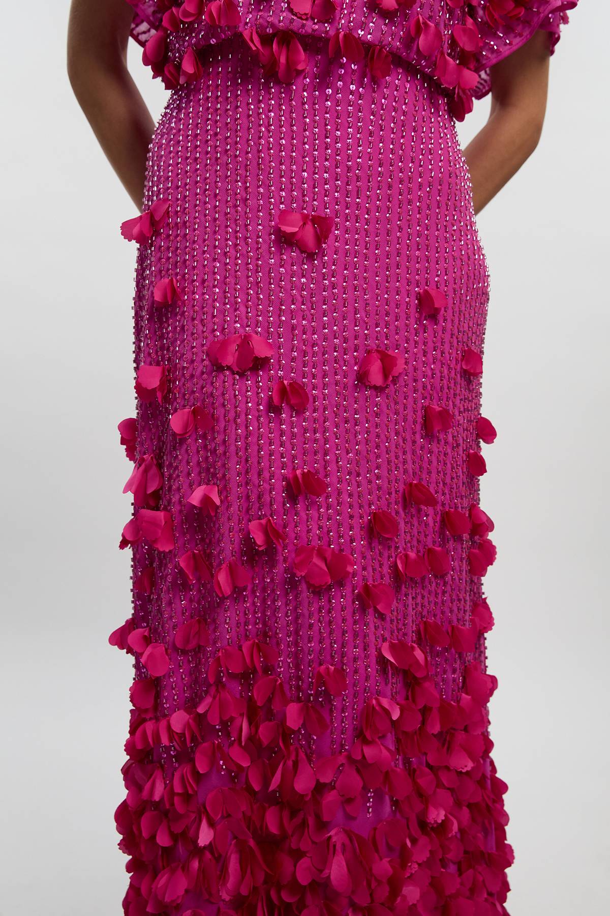 KarenMillen Robe maxi tissée à appliqué de cristal et manches d’ange