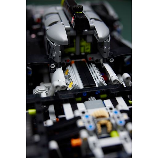 LEGO Technic Peugeot 9x8 24H Le Mans Hybrid Hypercar - 42156