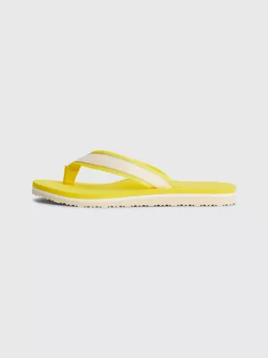 Chinelo de dedo com tiras metálicas