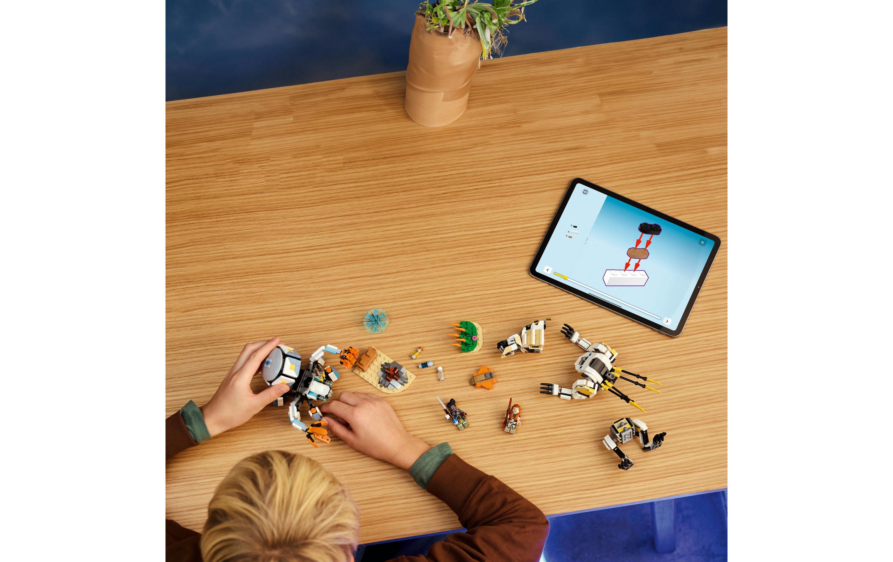 Horizon Adventures Set mit Videospielfiguren 77037Aloy und Varl vs. Panzerwanderer und Sägezahn