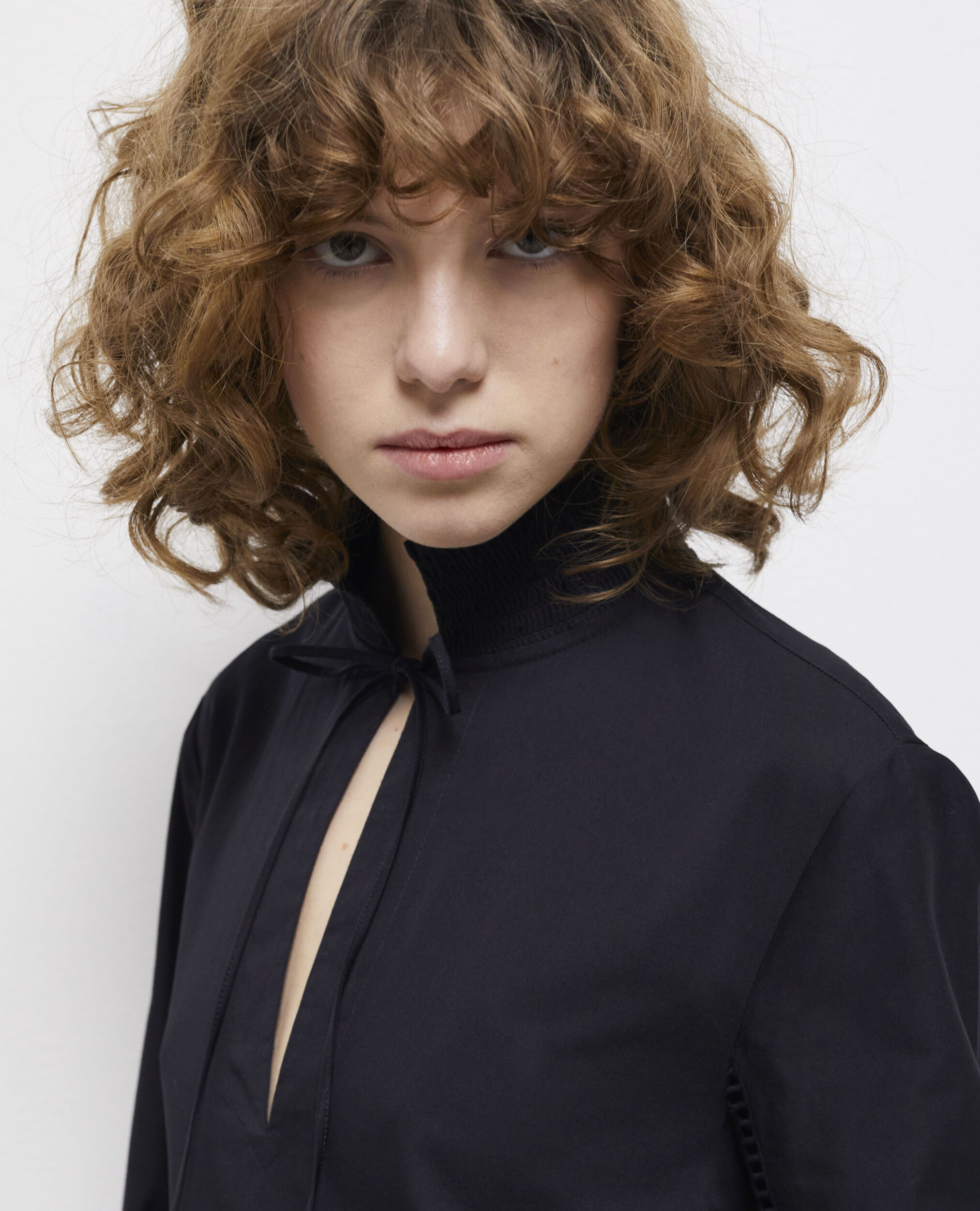 Robe courte noire avec broderie Anglaise