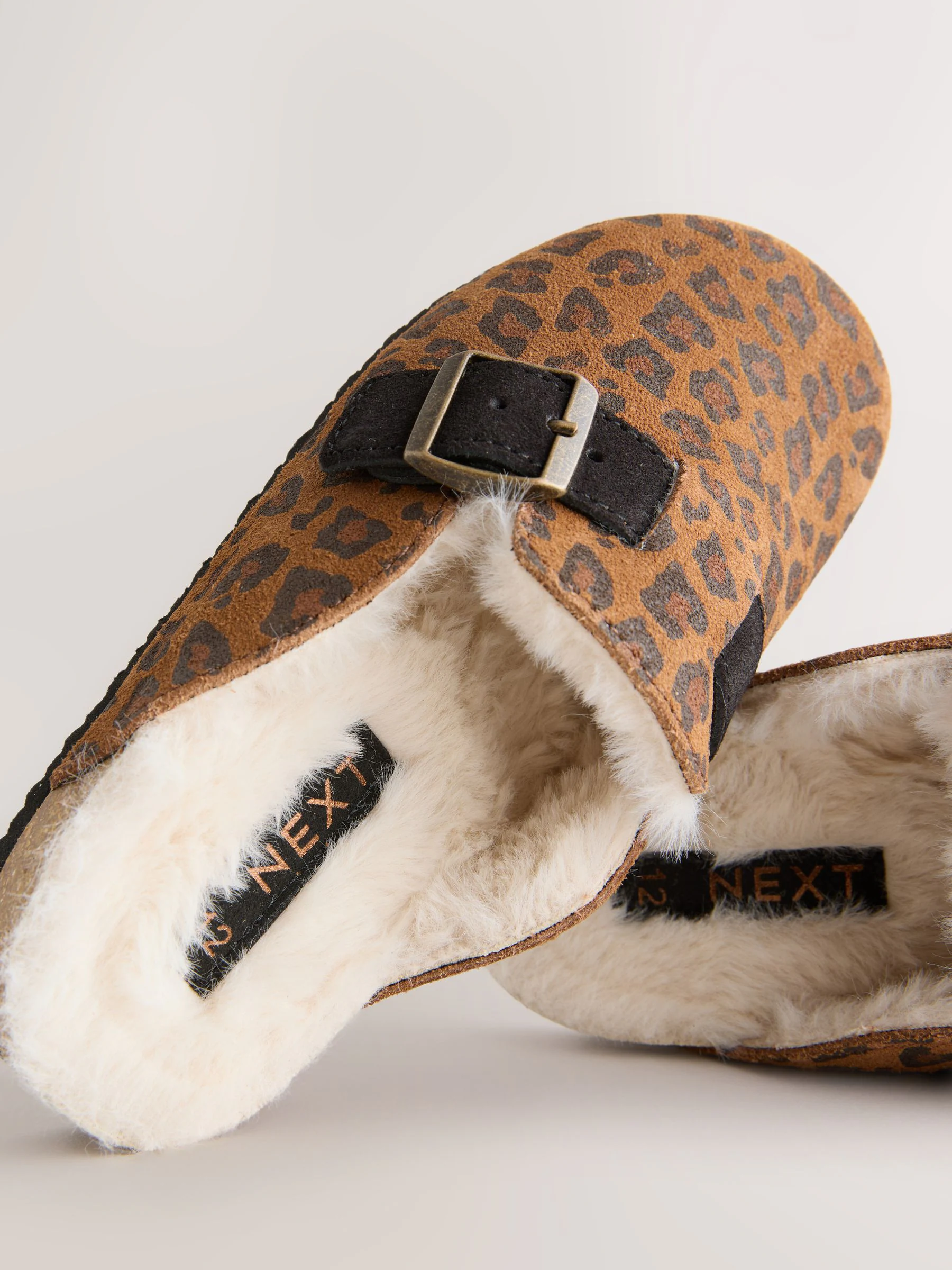 Bruin suède met luipaardprint - Slip-Ons Klompen