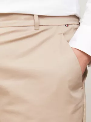 Calças chino de corte reto e slim fit com modelagem curva